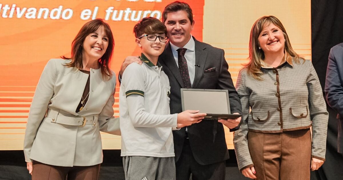 San Juan: Orrego encabezó la entrega de computadoras para estudiantes de secundarias estatales de Capital