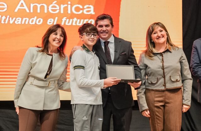 San Juan: Orrego encabezó la entrega de computadoras para estudiantes de secundarias estatales de Capital