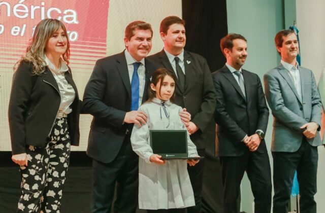 San Juan: Más de 2.700 estudiantes de cuatro departamentos recibieron sus computadoras