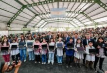 San Juan: En Santa Lucía, el gobernador Marcelo Orrego realizó una nueva distribución de netbooks